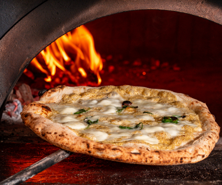 pizza appena sfornata